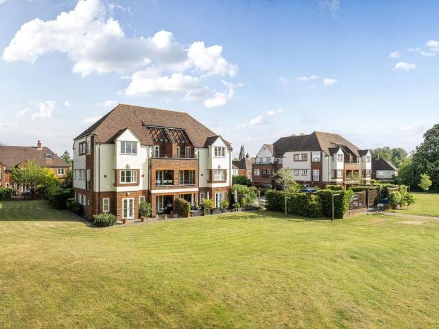 Flat for sale in Woking, Surrey