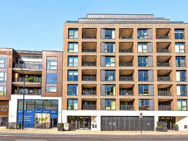 Flat for sale in Stockwell, Greater London