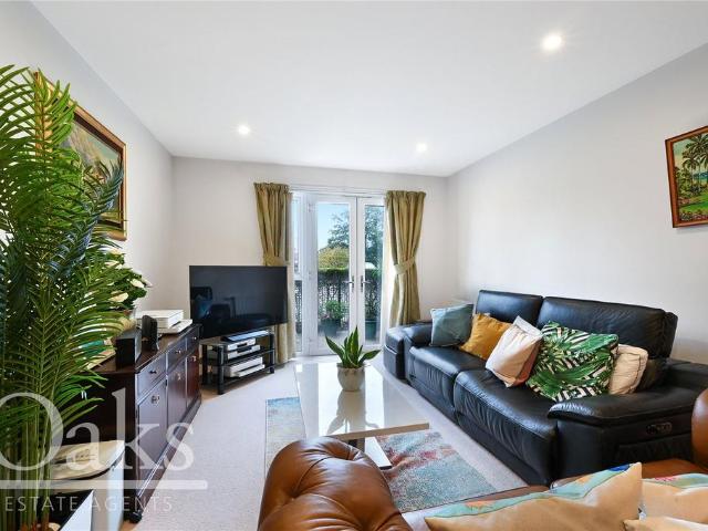 Flat for sale in Lonesome, Greater London