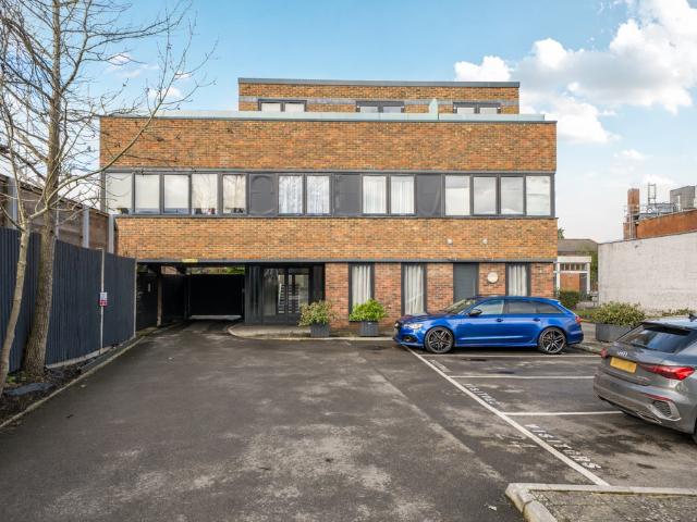 Flat for sale in Pachesham Park, Surrey