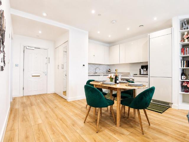 Flat for sale in Dollis Hill, Greater London