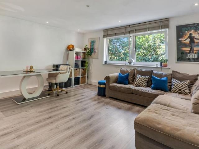 Flat for sale in Carshalton-on-the-Hill, Greater London