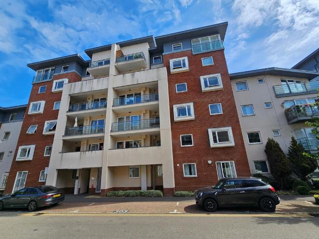 Flat for sale in Southcourt, Aylesbury