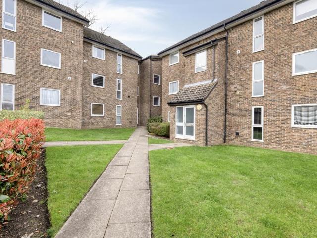 Flat for sale in The Wrythe, Greater London