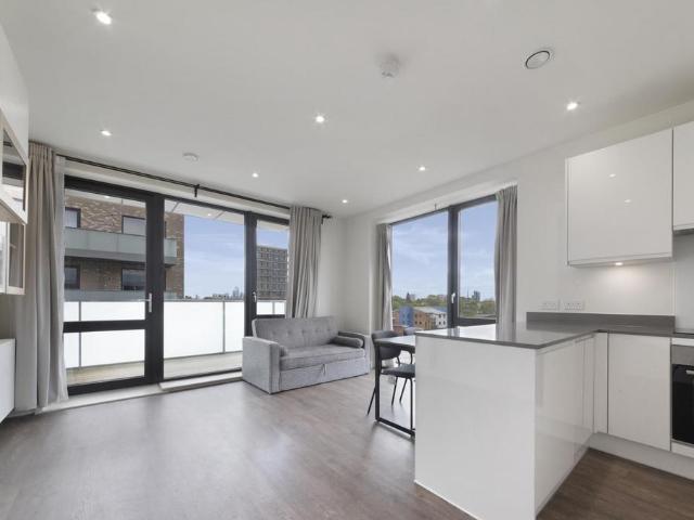 Flat for sale in E14, London
