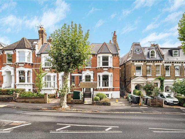 Flat for sale in Stroud Green, Greater London