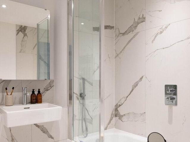 Flat for sale in Oval, Greater London