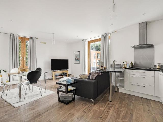 Flat for sale in Earlsfield, Greater London