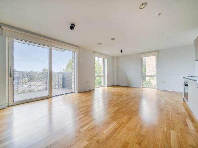 Flat for sale in Browning Estate, Greater London