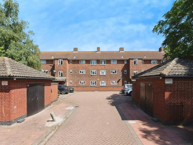 Flat for sale in South Ockendon, Essex