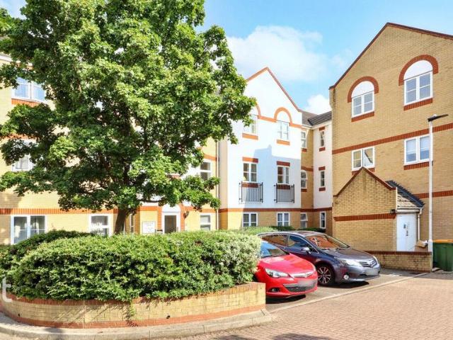 Flat for sale in Beckton, Greater London