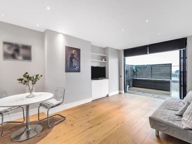 Flat for sale in Queen's Park, Greater London