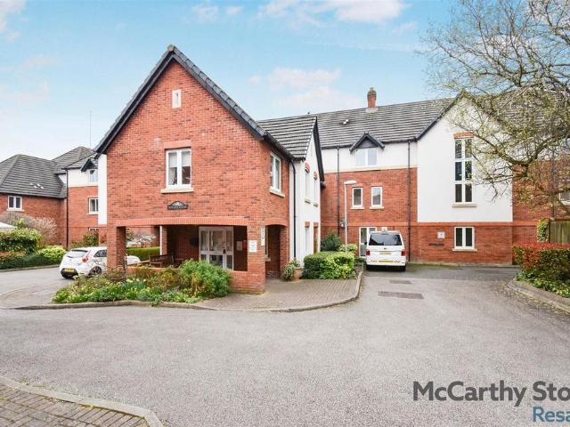 Flat for sale in Oadby, Leicestershire