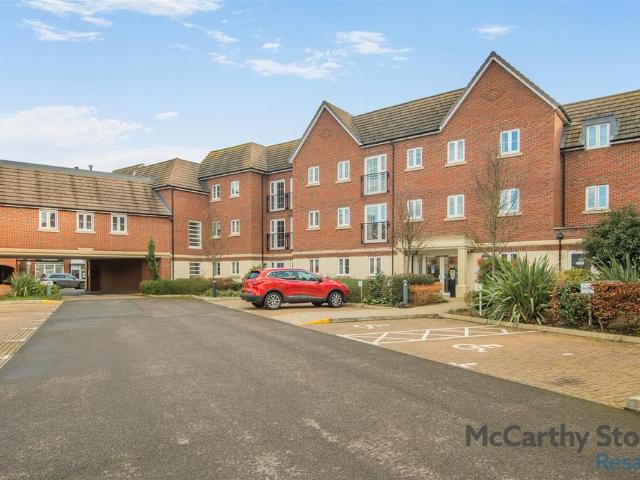 Flat for sale in Knebworth, King's Walden
