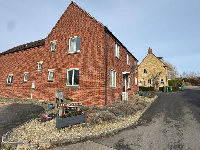 Flat for sale in Gawcott, Buckinghamshire