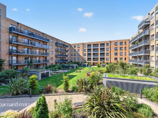 Flat for sale in New Malden, Greater London