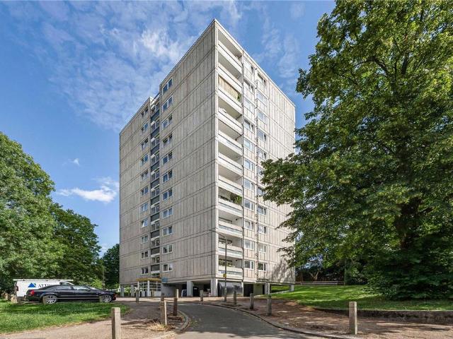 Flat for sale in Roehampton, Greater London