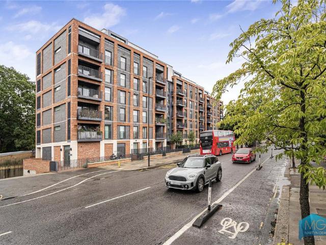 Flat for sale in Winchmore Hill, Greater London