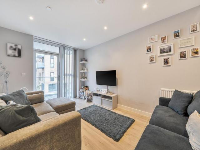 Flat for sale in Broom Hill, Greater London