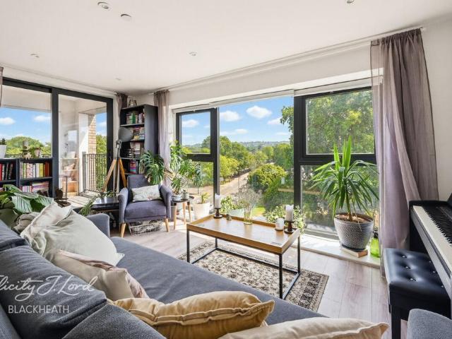 Flat for sale in Charlton Riverside, Greater London