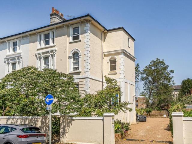 Flat for sale in Surbiton, Greater London