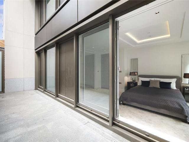 Flat for sale in Kensington, Greater London