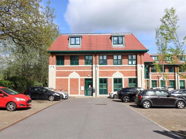 Flat for sale in Elvetham Heath, Hart