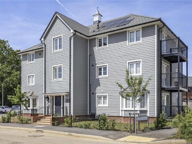 Flat for sale in Finchampstead