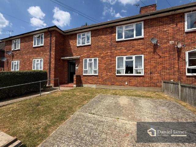 Flat for sale in Harold Wood, Greater London