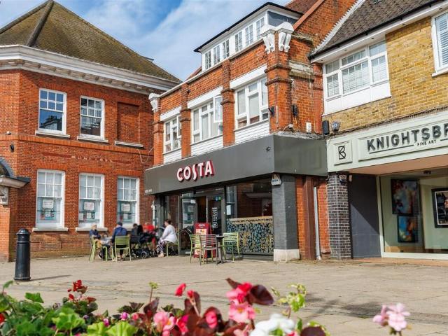 Flat for sale in Ivy Chimneys, Epping