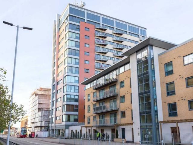 Flat for sale in Gants Hill, Greater London
