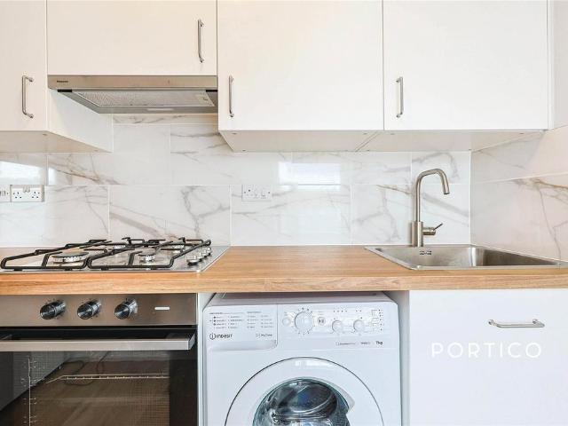 Flat for sale in Shepherd's Bush, Greater London