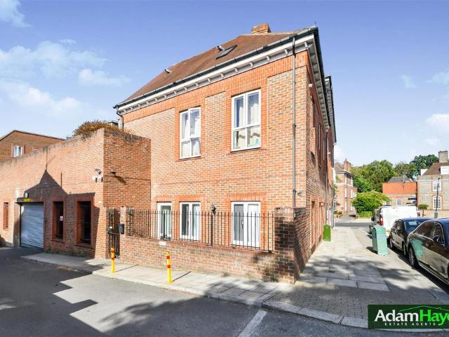 Flat for sale in Temple Fortune, Greater London