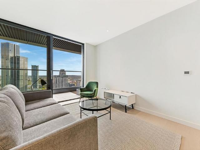Flat for sale in Canary Wharf, Greater London