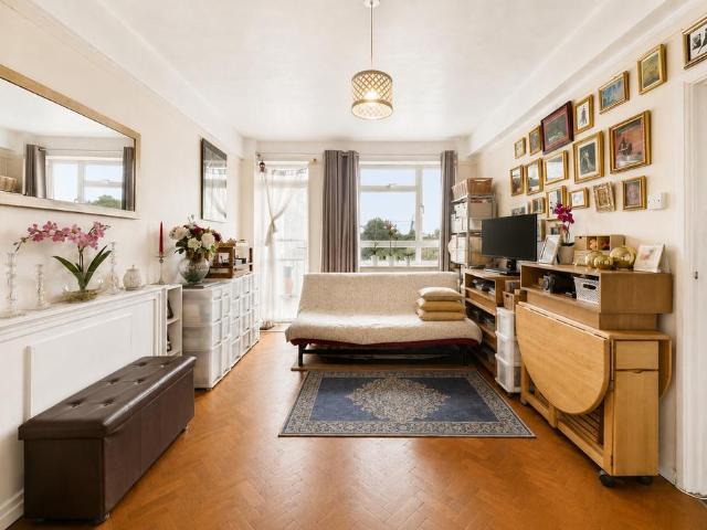 Flat for sale in Streatham Hill, Greater London
