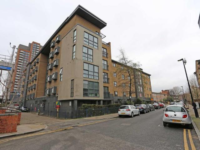 Flat for sale in Bromley-by-Bow, Bow