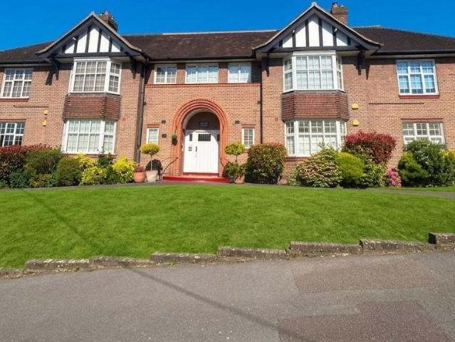 Flat for sale in Mill Hill, Greater London