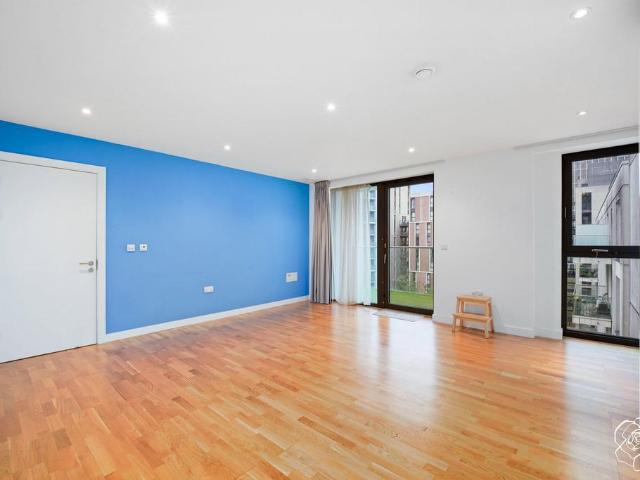 Flat for sale in Stratford Marsh, Greater London