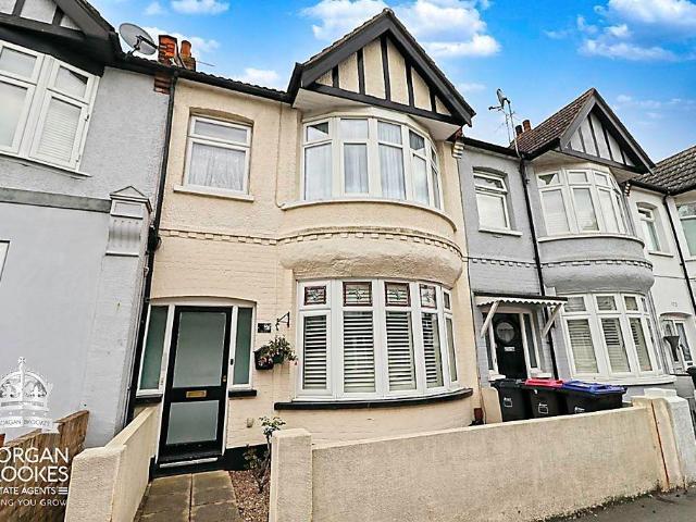 Flat for sale in Alton Barnes, Essex