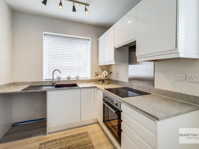 Flat for sale in London Borough of Croydon, Addiscombe