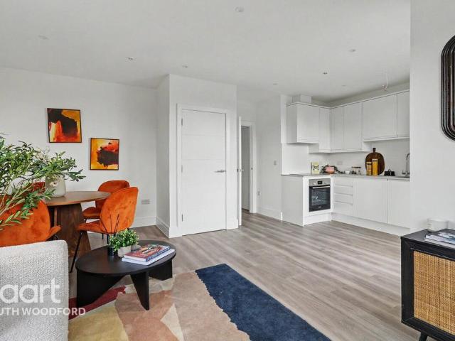Flat for sale in South Woodford, Greater London