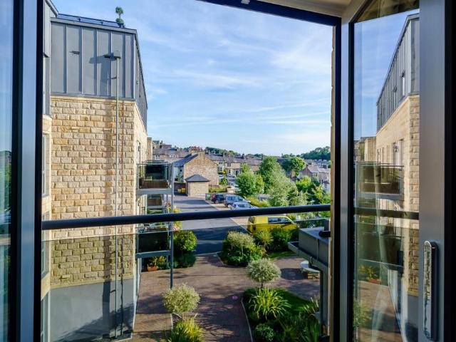 Flat for sale in Greaves, Bare