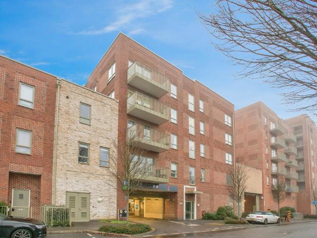 Flat for sale in Carpenders Park, Three Rivers