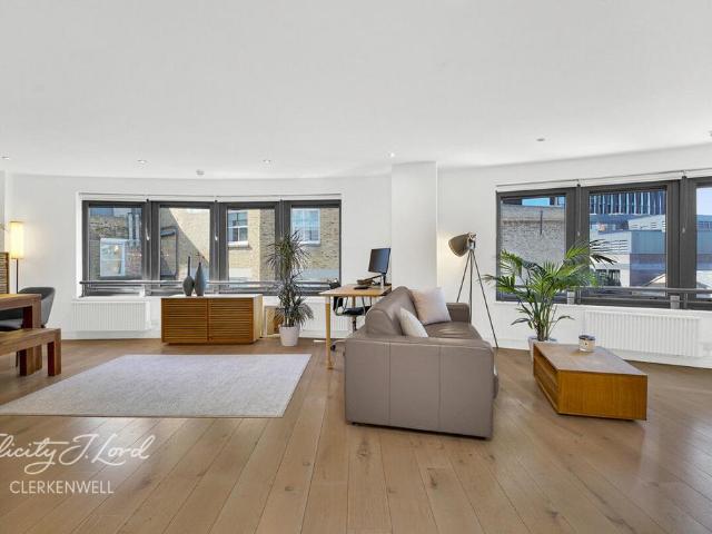 Flat for sale in London Borough of Hackney, Greater London