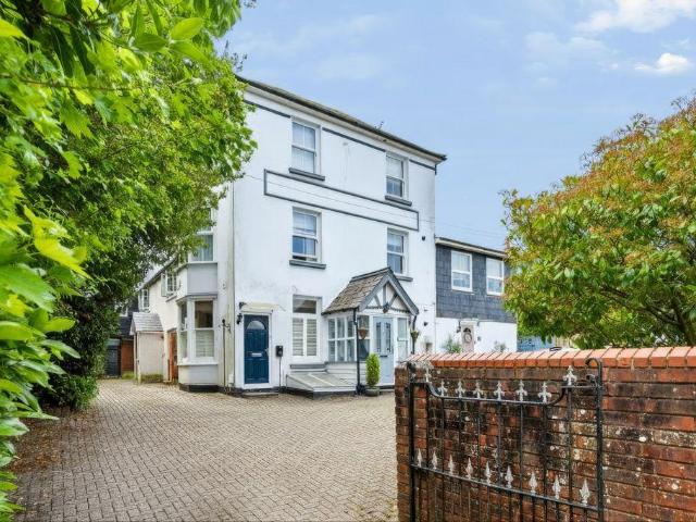Flat for sale in Horsham, West Sussex