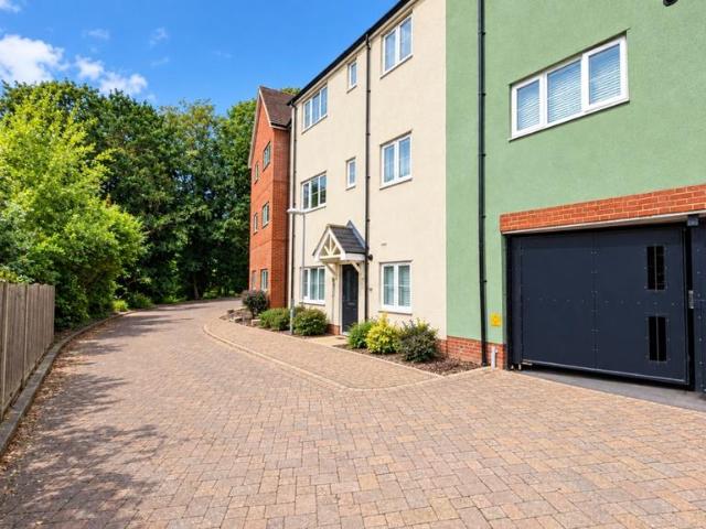 Flat for sale in Buckingham, Buckinghamshire