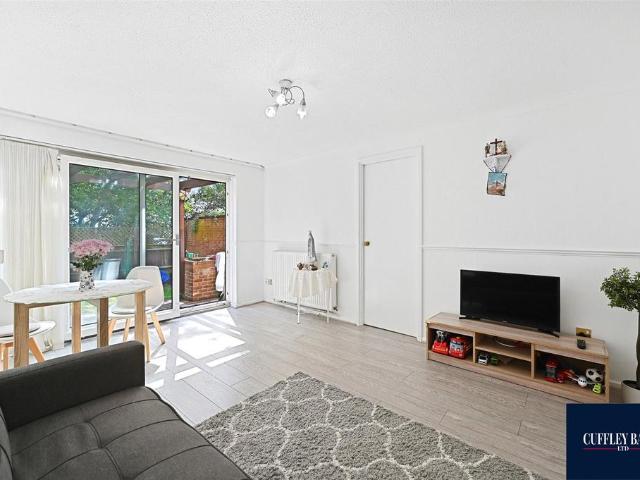 Flat for sale in London Borough of Ealing, Perivale