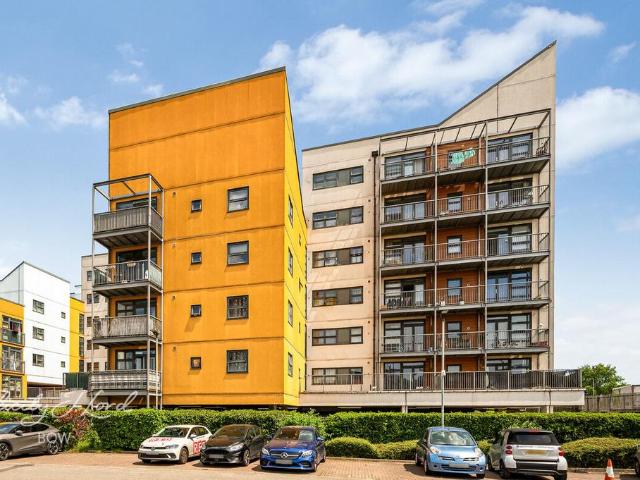 Flat for sale in Bromley-by-Bow, Bow
