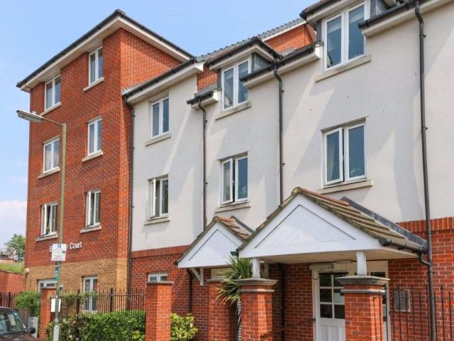 Flat for sale in London Borough of Merton, Raynes Park