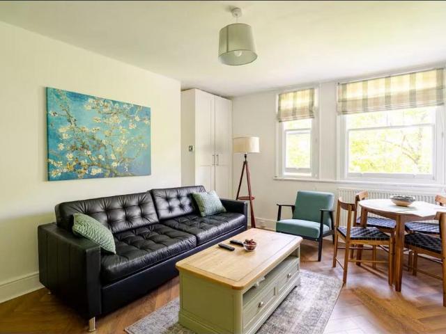 Flat for sale in North Kensington, Greater London